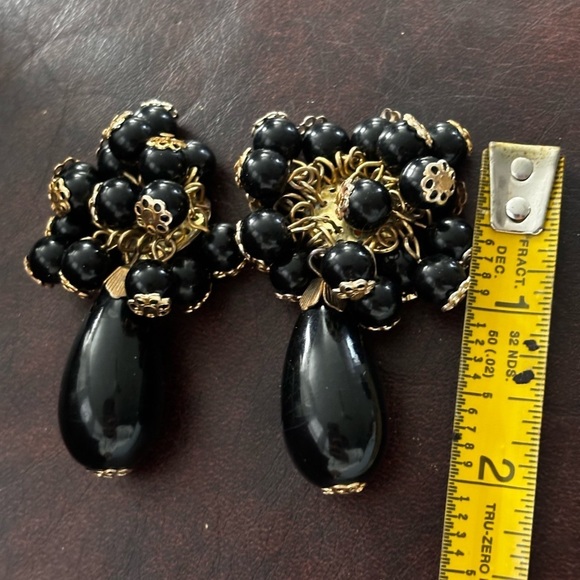 Vintage acrylic and gold tone Cha-Cha clip on earrings - Picture 8 of 8